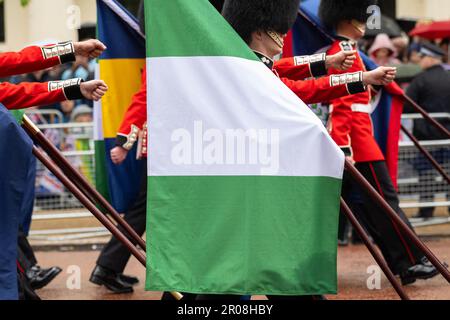 London, Großbritannien. 6. Mai 2023. Mitglieder des Militärs nehmen an der Prozession Teil, die sich auf dem Weg zur Westminster Abbey durch Admiralty Arch entlang der Mall vor der Krönung von König Karl III. Und Königin Camilla befindet. Fotografiert von Credit: Michael Tubi/Alamy Live News Stockfoto