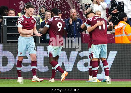 West Ham United's Said Benrahma (zweite Rechte) feiert das erste Tor seiner Seite im Spiel mit Teamkollegen während des Premier League-Spiels im London Stadium. Foto: Sonntag, 7. Mai 2023. Stockfoto