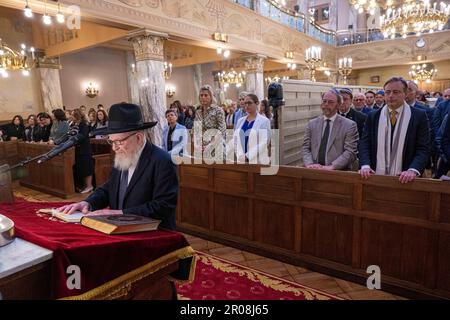 Antwerpen, Belgien. 07. Mai 2023. Ein Gebet wird gesungen während der Neueinweihung der größten Synagoge Belgiens in Antwerpen, Sonntag, den 07. Mai 2023. Die Synagoge der Machsike-Hadass-Gemeinde, einer jüdischen orthodoxen Gemeinde Haredi, wurde gründlich renoviert. BELGA FOTO JONAS ROOSENS Kredit: Belga News Agency/Alamy Live News Stockfoto