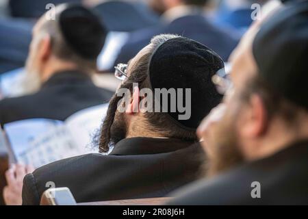 Antwerpen, Belgien. 07. Mai 2023. Ein ortodoxer Jude ist während der Umwidmung der größten Synagoge Belgiens in Antwerpen am Sonntag, den 07. Mai 2023 zu sehen. Die Synagoge der Machsike-Hadass-Gemeinde, einer jüdischen orthodoxen Gemeinde Haredi, wurde gründlich renoviert. BELGA FOTO JONAS ROOSENS Kredit: Belga News Agency/Alamy Live News Stockfoto