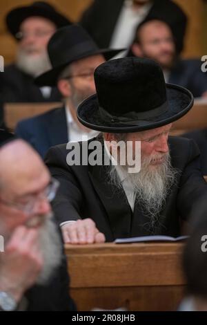 Antwerpen, Belgien. 07. Mai 2023. Orthodoxe Juden sind während der Umwidmung der größten Synagoge Belgiens in Antwerpen am Sonntag, dem 07. Mai 2023, zu sehen. Die Synagoge der Machsike-Hadass-Gemeinde, einer jüdischen orthodoxen Gemeinde Haredi, wurde gründlich renoviert. BELGA FOTO JONAS ROOSENS Kredit: Belga News Agency/Alamy Live News Stockfoto