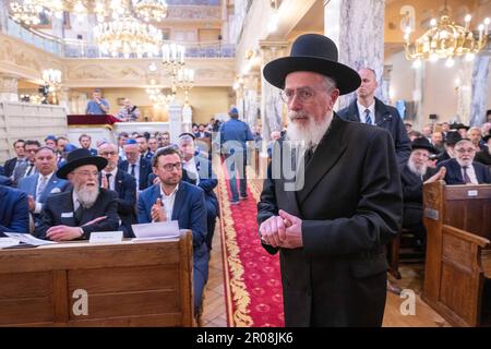 Antwerpen, Belgien. 07. Mai 2023. Am Sonntag, den 07. Mai 2023, in Antwerpen, nehmen Besucher der Umwidmung der größten Synagoge Belgiens Teil. Die Synagoge der Machsike-Hadass-Gemeinde, einer jüdischen orthodoxen Gemeinde Haredi, wurde gründlich renoviert. BELGA FOTO JONAS ROOSENS Kredit: Belga News Agency/Alamy Live News Stockfoto