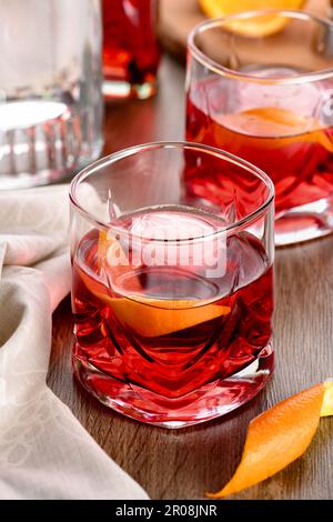 Ein klassischer negroni mit gleichen Teilen aus Campari, Gin und süßem Wermut, garniert mit Orangenschale. Der perfekte Aperitif vor dem Abendessen Stockfoto