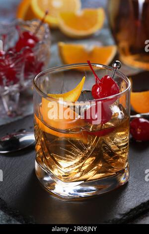 Die irische Rothaarige. Der Cocktail wird aus Whiskey, Grenadinsirup, Sodawasser, Zitronen- oder Limettensaft hergestellt und mit Kirschgarnierung und Orangenschale garniert; Stockfoto