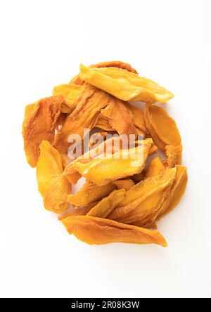 Getrocknete süße organische Mangoscheiben auf Weiß. Stockfoto