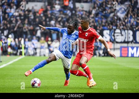 Antwerpen, Belgien. 07. Mai 2023. Genks Joseph Paintsil und Antwerpens Michel Ange Balikwisha wurden in Aktion während eines Fußballspiels zwischen dem Royal Antwerpen FC RAFC und KRC Genk am Sonntag, den 07. Mai 2023 in Antwerpen, am 2. Tag der Spiele der Champions in der ersten Liga der „Jupiler Pro League“ der belgischen Meisterschaft gezeigt. BELGA FOTO TOM GOYVAERTS Kredit: Belga News Agency/Alamy Live News Stockfoto