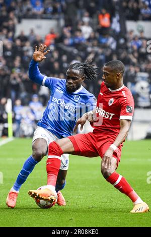 Antwerpen, Belgien. 07. Mai 2023. Genks Joseph Paintsil und Antwerpens Michel Ange Balikwisha wurden in Aktion während eines Fußballspiels zwischen dem Royal Antwerpen FC RAFC und KRC Genk am Sonntag, den 07. Mai 2023 in Antwerpen, am 2. Tag der Spiele der Champions in der ersten Liga der „Jupiler Pro League“ der belgischen Meisterschaft gezeigt. BELGA FOTO TOM GOYVAERTS Kredit: Belga News Agency/Alamy Live News Stockfoto