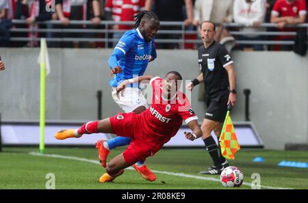 Genks Joseph Paintsil und Antwerpens Michel Ange Balikwisha kämpfen um den Ball während eines Fußballspiels zwischen dem Royal Antwerpen FC RAFC und KRC Genk, Sonntag, den 07. Mai 2023 in Antwerpen, am 2. Tag der Spiele der Champions in der ersten Liga der „Jupiler Pro League“ der belgischen Meisterschaft. BELGA PHOTO VIRGINIE LEFOUR Stockfoto