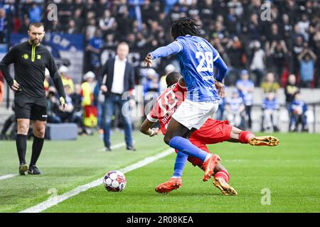 Antwerpen, Belgien. 07. Mai 2023. Genks Joseph Paintsil und Antwerpens Michel Ange Balikwisha wurden in Aktion während eines Fußballspiels zwischen dem Royal Antwerpen FC RAFC und KRC Genk am Sonntag, den 07. Mai 2023 in Antwerpen, am 2. Tag der Spiele der Champions in der ersten Liga der „Jupiler Pro League“ der belgischen Meisterschaft gezeigt. BELGA FOTO TOM GOYVAERTS Kredit: Belga News Agency/Alamy Live News Stockfoto