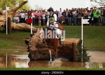 Badminton, Großbritannien. 07. Mai 2023. Tom McEwen, der auf Toledo De Kerser reitet, verlässt am 7. Mai 2023 während des Cross Country am dritten Tag der Badminton Horse Trials in Badminton, Gloucester, Großbritannien, den Zaun 11. Foto: Ken Sparks. Nur redaktionelle Verwendung, Lizenz für kommerzielle Verwendung erforderlich. Keine Verwendung bei Wetten, Spielen oder Veröffentlichungen von Clubs/Ligen/Spielern. Kredit: UK Sports Pics Ltd/Alamy Live News Stockfoto