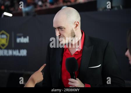 Berlin, Deutschland. 07. Mai 2023. Host Jake „Slacks“ Kanner interagiert mit Fans. Kredit: Benedikt Wenck/dpa/Alamy Live News Stockfoto