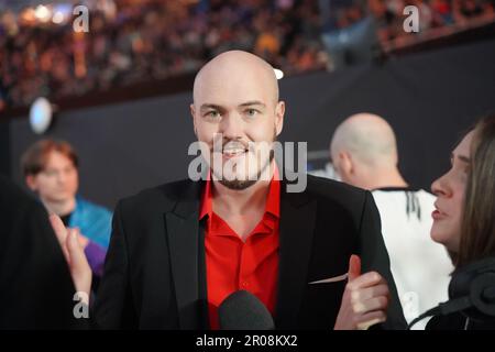 Berlin, Deutschland. 07. Mai 2023. Host Jake „Slacks“ Kanner interagiert mit Fans. Kredit: Benedikt Wenck/dpa/Alamy Live News Stockfoto