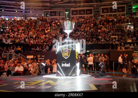 Berlin, Deutschland. 07. Mai 2023. Die Trophäe des ESL One Berlin Dota 2 Major ist auf einer Bühne. Kredit: Benedikt Wenck/dpa/Alamy Live News Stockfoto