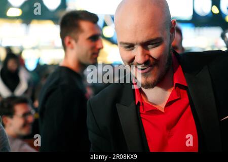 Berlin, Deutschland. 07. Mai 2023. Host Jake „Slacks“ Kanner interagiert mit Fans. Kredit: Benedikt Wenck/dpa/Alamy Live News Stockfoto