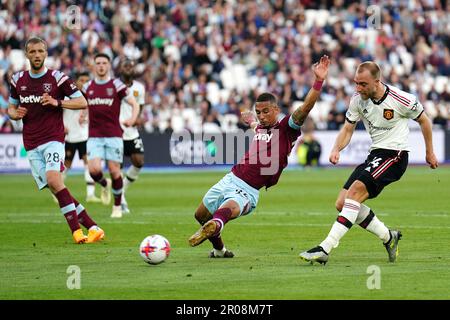 Christian Eriksen von Manchester United (rechts) versucht, während des Premier League-Spiels im London Stadium ein Tor zu schießen. Foto: Sonntag, 7. Mai 2023. Stockfoto