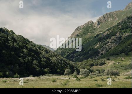Prà del Rasur, Cuneo, Piedmont. Panorama in Richtung Alpenkette Stockfoto