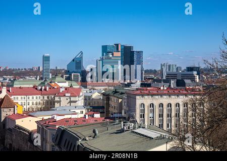 Hochhäuser mit Blick über die Dächer Südalinns an einem sonnigen Frühlingstag in Tallinn, Estland Stockfoto