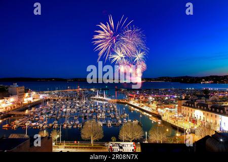 GB - DEVON: Blick auf Torquay Harbour bei Nacht mit Kronenfeuerwerk über Paignton (06. Mai 2023) Stockfoto