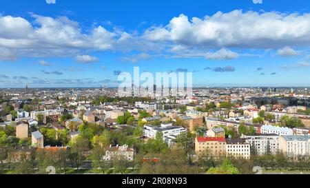 Rigas historische Stadt Lettland aus der Vogelperspektive mit Panoramablick auf den Sonnenaufgang und die Wolkenkratzer. Wunderschön modern Stockfoto