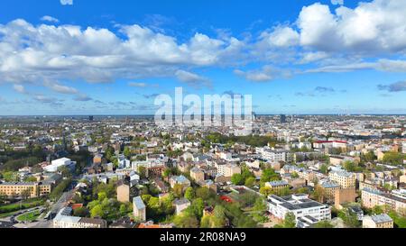Rigas historische Stadt Lettland aus der Vogelperspektive mit Panoramablick auf den Sonnenaufgang und die Wolkenkratzer. Wunderschön modern Stockfoto