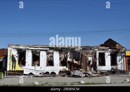 Orichhiv, Ukraine. 06. Mai 2023. Ein Blick auf den zerstörten lokalen Mini-Markt nach russischer Bombardierung in Orikhiv. Russische Streitkräfte beschießen regelmäßig die Oblast Zaporizhzia und haben die Zahl der Truppen in der Region erhöht, so Bürgermeister Ivan Fedorov von Melitopol. Nach russischen Quellen ist die Oblast Zaporizhzhia eines der wahrscheinlichen Gebiete für die lang erwartete ukrainische Gegenoffensive. Kredit: SOPA Images Limited/Alamy Live News Stockfoto