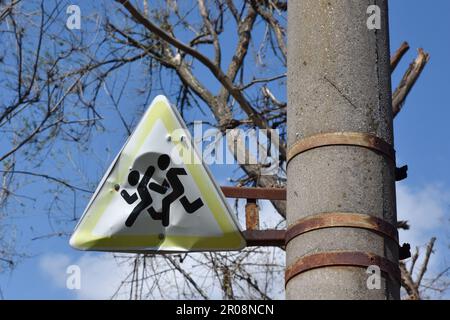 Orichhiv, Ukraine. 06. Mai 2023. Ein Straßenschild, das nach dem russischen Bombenanschlag in Orichhiv durch den Splitter beschädigt wurde. Russische Streitkräfte beschießen regelmäßig die Oblast Zaporizhzia und haben die Zahl der Truppen in der Region erhöht, so Bürgermeister Ivan Fedorov von Melitopol. Nach russischen Quellen ist die Oblast Zaporizhzhia eines der wahrscheinlichen Gebiete für die lang erwartete ukrainische Gegenoffensive. Kredit: SOPA Images Limited/Alamy Live News Stockfoto