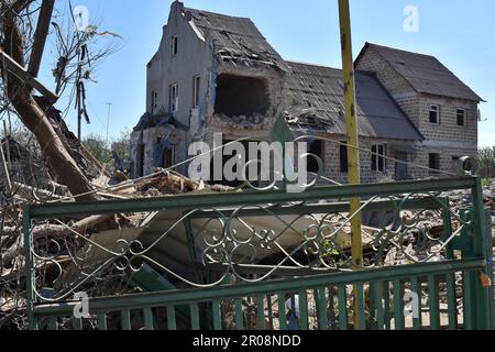 Orichhiv, Ukraine. 06. Mai 2023. Ein Blick auf ein Gebäude, das durch russische Bomben in Orichow zerstört wurde. Russische Streitkräfte beschießen regelmäßig die Oblast Zaporizhzia und haben die Zahl der Truppen in der Region erhöht, so Bürgermeister Ivan Fedorov von Melitopol. Nach russischen Quellen ist die Oblast Zaporizhzhia eines der wahrscheinlichen Gebiete für die lang erwartete ukrainische Gegenoffensive. Kredit: SOPA Images Limited/Alamy Live News Stockfoto