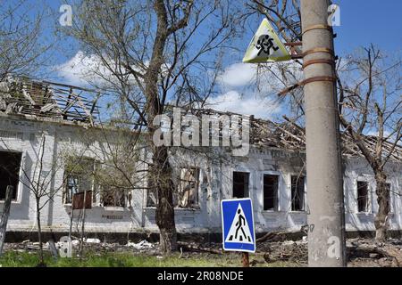 Orichhiv, Ukraine. 06. Mai 2023. Ein Blick auf die Schule, die nach dem russischen Bombenanschlag in Orichow zerstört wurde. Russische Streitkräfte beschießen regelmäßig die Oblast Zaporizhzia und haben die Zahl der Truppen in der Region erhöht, so Bürgermeister Ivan Fedorov von Melitopol. Nach russischen Quellen ist die Oblast Zaporizhzhia eines der wahrscheinlichen Gebiete für die lang erwartete ukrainische Gegenoffensive. Kredit: SOPA Images Limited/Alamy Live News Stockfoto