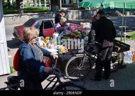 Orichhiv, Ukraine. 06. Mai 2023. Einheimische werden am Morgen auf dem Markt im Zentrum von Orikhiv gesehen. Russische Streitkräfte beschießen regelmäßig die Oblast Zaporizhzia und haben die Zahl der Truppen in der Region erhöht, so Bürgermeister Ivan Fedorov von Melitopol. Nach russischen Quellen ist die Oblast Zaporizhzhia eines der wahrscheinlichen Gebiete für die lang erwartete ukrainische Gegenoffensive. Kredit: SOPA Images Limited/Alamy Live News Stockfoto