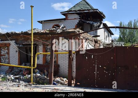 Orichhiv, Ukraine. 06. Mai 2023. Ein Blick auf ein Gebäude, das durch den russischen Bombenanschlag in Orichow zerstört wurde. Russische Streitkräfte beschießen regelmäßig die Oblast Zaporizhzia und haben die Zahl der Truppen in der Region erhöht, so Bürgermeister Ivan Fedorov von Melitopol. Nach russischen Quellen ist die Oblast Zaporizhzhia eines der wahrscheinlichen Gebiete für die lang erwartete ukrainische Gegenoffensive. Kredit: SOPA Images Limited/Alamy Live News Stockfoto