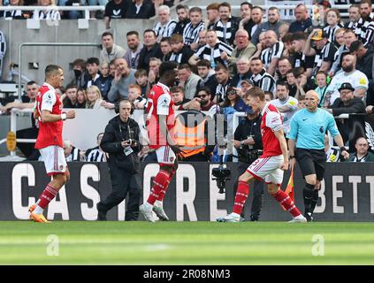 7. Mai 2023; St. James' Park, Newcastle, England: Premier League Football, Newcastle United gegen Arsenal; Martin Odegaard von Arsenal feiert das Eröffnungstor in der 14. Minute und erzielt mit Bukayo Saka und Jakub Kiwior 0-1 Punkte Stockfoto