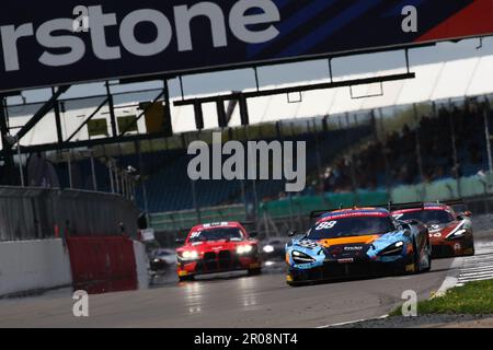Der #88 Garage 59 McLaren 720S GT3 Evo, angetrieben von Alex West & Marvin Kirchhöfer GT3 Pro-am-Klasse in Runde 3 der British GT Championship Intelligent Money auf der Silverstone Circuit in Northamptonshire. 07. Mai 2023 Foto: Jurek Biegus. Nur redaktionelle Verwendung, Lizenz für kommerzielle Verwendung erforderlich. Stockfoto
