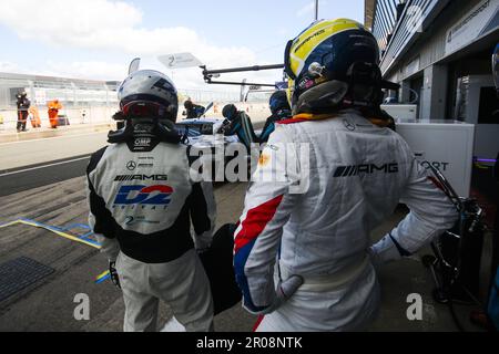 2 Seas Motorsport Mercedes-AMG GT3 Fahrer Jules Gounon (R) mit Beifahrer Ian Loggie während Runde 3 der Intelligent Money British GT Championship auf der Silverstone Circuit in Northamptonshire. 07. Mai 2023 Foto: Jurek Biegus. Nur redaktionelle Verwendung, Lizenz für kommerzielle Verwendung erforderlich. Stockfoto