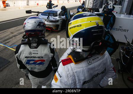 2 Seas Motorsport Mercedes-AMG GT3 Fahrer Jules Gounon (R) mit Beifahrer Ian Loggie während Runde 3 der Intelligent Money British GT Championship auf der Silverstone Circuit in Northamptonshire. 07. Mai 2023 Foto: Jurek Biegus. Nur redaktionelle Verwendung, Lizenz für kommerzielle Verwendung erforderlich. Stockfoto