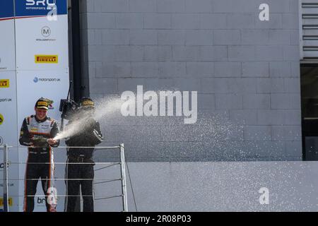 Der #90 Optimum Motorsport Fahrer Charles Clark GT4 Silver Class spritzt Champagner auf das Podium während Runde 3 der Intelligent Money British GT Championship auf dem Silverstone Circuit in Northamptonshire. 07. Mai 2023 Foto: Jurek Biegus. Nur redaktionelle Verwendung, Lizenz für kommerzielle Verwendung erforderlich. Stockfoto