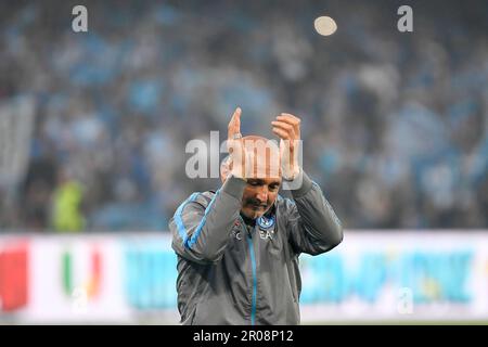 Neapel, Italien. 07. Mai 2023. Luciano Spalletti Cheftrainer der SSC Napoli feiert den Sieg der italienischen Meisterschaft am Ende des Fußballspiels der Serie A zwischen SSC Napoli und ACF Fiorentina im Stadion Diego Armando Maradona in Neapel (Italien) am 7. Mai 2023. Kredit: Insidefoto di andrea staccioli/Alamy Live News Stockfoto