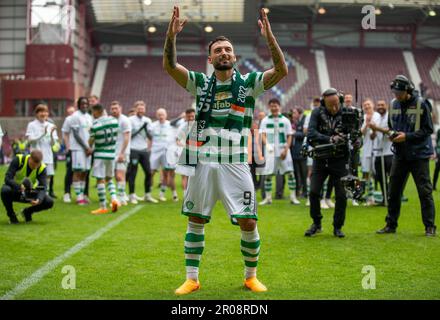 Edinburgh, Großbritannien. 07. Mai 2023. 7. Mai 2023; Tynecastle Park, Edinburgh, Schottland: Scottish Premiership Football, Hearts versus Celtic; Sead Haksabanovic von Celtic salutiert die Fans Credit: Action Plus Sports Images/Alamy Live News Stockfoto