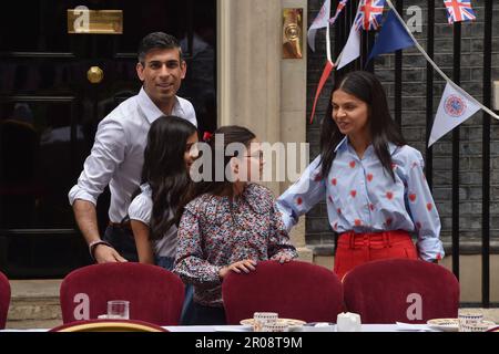 London, England, Großbritannien. 7. Mai 2023. RISHI SUNAK, AKSHATA MURTY und ihre Töchter kommen auf der Party in der Downing Street an. Premierminister Rishi Sunak und Frau Murty veranstalten ein großes Mittagessen zur Krönung in der Downing Street, um die Krönung zu feiern. (Kreditbild: © Thomas Krych/ZUMA Press Wire) NUR REDAKTIONELLE VERWENDUNG! Nicht für den kommerziellen GEBRAUCH! Stockfoto