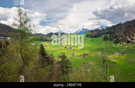 Malerischer Frühlingsblick vom Berg Bürgenstock in südöstlicher Richtung in der Nähe des Vierwaldstättersees Stockfoto