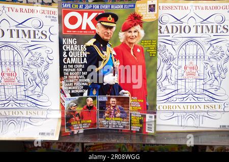 King Charles III. Und Queen Camilla auf dem Titelblatt des OK Magazins auf dem Magazinregal im Supermarkt vor der Krönung am 2023. Mai London England UK Stockfoto