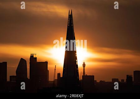 London, Großbritannien. 7. Mai 2023. UK Weather: Dramatischer Sonnenuntergang am Abend hinter dem Shard Wolkenkratzer-Gebäude. Kredit: Guy Corbishley/Alamy Live News Stockfoto