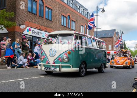 7. Mai 2023. Fleet, Hampshire, England, Großbritannien. Das lange Wochenende der Feierlichkeiten zur Krönung von König Karl III. Und Königin Camilla setzte sich mit einer Prozession von Oldtimern und Superautos entlang der Fleet Road fort. Im Anschluss daran fand eine Krönungsparade statt, an der Marschkapellen und Gemeindeorganisationen teilnahmen. Es war ein sonniger Nachmittag für die beliebte Veranstaltung, die viele Menschen anlockte, den königlichen Anlass zu beobachten und zu feiern. Stockfoto