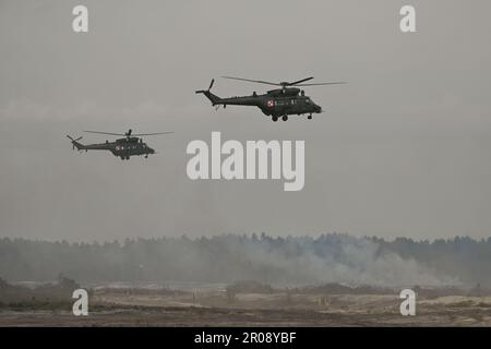 Der PZL W-3 Sokół ist ein mittelgroßer, zweimotoriger Mehrzweck-Hubschrauber. Soldaten aus Polen, den USA, Slowenien und Rumänien bringen ihre Fähigkeiten bei einem hochintensiven ANACONDA-23-Training auf dem Nowa Deba-Trainingsgelände in Polen an ihre Grenzen. Kredit: ASWphoto/Alamy Live News Stockfoto