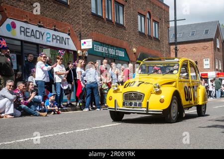 7. Mai 2023. Fleet, Hampshire, England, Großbritannien. Das lange Wochenende der Feierlichkeiten zur Krönung von König Karl III. Und Königin Camilla setzte sich mit einer Prozession von Oldtimern und Superautos entlang der Fleet Road fort. Im Anschluss daran fand eine Krönungsparade statt, an der Marschkapellen und Gemeindeorganisationen teilnahmen. Es war ein sonniger Nachmittag für die beliebte Veranstaltung, die viele Menschen anlockte, den königlichen Anlass zu beobachten und zu feiern. Stockfoto