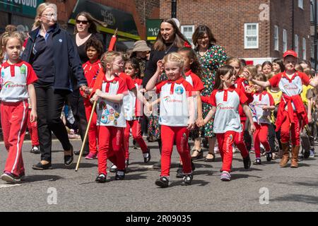 7. Mai 2023. Fleet, Hampshire, England, Großbritannien. Das lange Wochenende der Feierlichkeiten zur Krönung von König Karl III. Und Königin Camilla setzte sich mit einer Prozession von Oldtimern und Superautos entlang der Fleet Road fort. Im Anschluss daran fand eine Krönungsparade statt, an der Marschkapellen und Gemeindeorganisationen teilnahmen. Es war ein sonniger Nachmittag für die beliebte Veranstaltung, die viele Menschen anlockte, den königlichen Anlass zu beobachten und zu feiern. Stockfoto