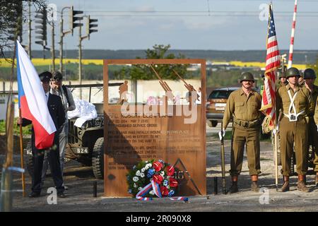 Bdeneves, Tschechische Republik. 07. Mai 2023. Enveiling of Monument (Memorial) of PFC. ROBERT L. IFLAND - ein imaginäres 'Fenster in die Geschichte' in Bdeneves, Tschechische Republik, 7. Mai 2023. Die Einrichtung der Gedenkstätte wurde von 16. Assotiation der Panzerdivision USA initiiert. Kredit: Slavomir Kubes/CTK Photo/Alamy Live News Stockfoto