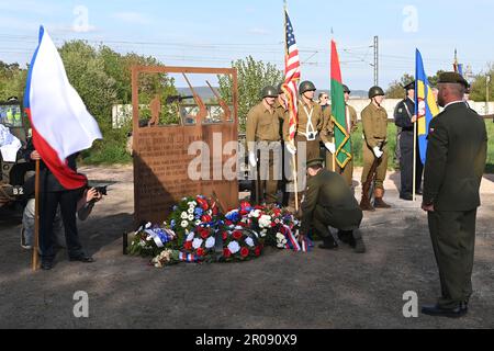 Bdeneves, Tschechische Republik. 07. Mai 2023. Enveiling of Monument (Memorial) of PFC. ROBERT L. IFLAND - ein imaginäres 'Fenster in die Geschichte' in Bdeneves, Tschechische Republik, 7. Mai 2023. Die Einrichtung der Gedenkstätte wurde von 16. Assotiation der Panzerdivision USA initiiert. Kredit: Slavomir Kubes/CTK Photo/Alamy Live News Stockfoto