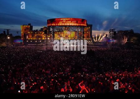 Bryn Terfel und Andrea Bocelli singen You'll Never Walk alone beim Krönungskonzert, das auf dem Gelände von Windsor Castle, Berkshire, stattfindet, um die Krönung von König Karl III. Und Königin Camilla zu feiern. Foto: Sonntag, 7. Mai 2023. Stockfoto