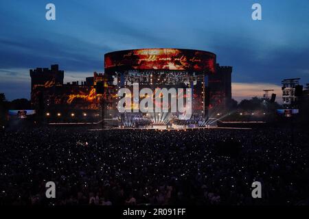 Bryn Terfel und Andrea Bocelli singen You'll Never Walk alone beim Krönungskonzert, das auf dem Gelände von Windsor Castle, Berkshire, stattfindet, um die Krönung von König Karl III. Und Königin Camilla zu feiern. Foto: Sonntag, 7. Mai 2023. Stockfoto