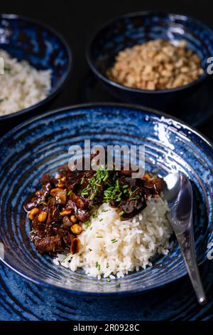 Rind Kung pao mit Erdnüssen und Reis Stockfoto